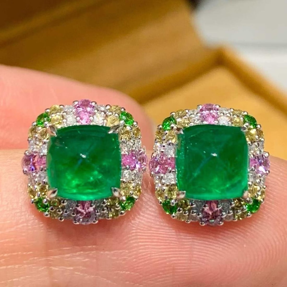 14k Gold 2.4 Ct Natural Emerald & Diamond Earrings: Ref:231188301 // gold content:14k gold // main gemstone:emerald // shape:sugar-loaf // carat weight:2. 4ct // color:green // treatment:natural // // adjacent gemstone 2 : diamond // shape:round //