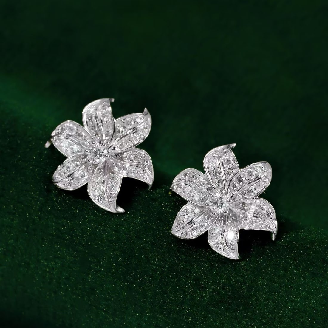 14k Gold 0.5 Ct Natural H Diamond & Flowers Earrings: Ref:231188311 // gold content:14k gold // main gemstone:diamond // shape:round // carat weight:0. 5ct // clarity grade:vs-si // color:h // treatment:natural // cut grade:g // Condition: New Low Estima