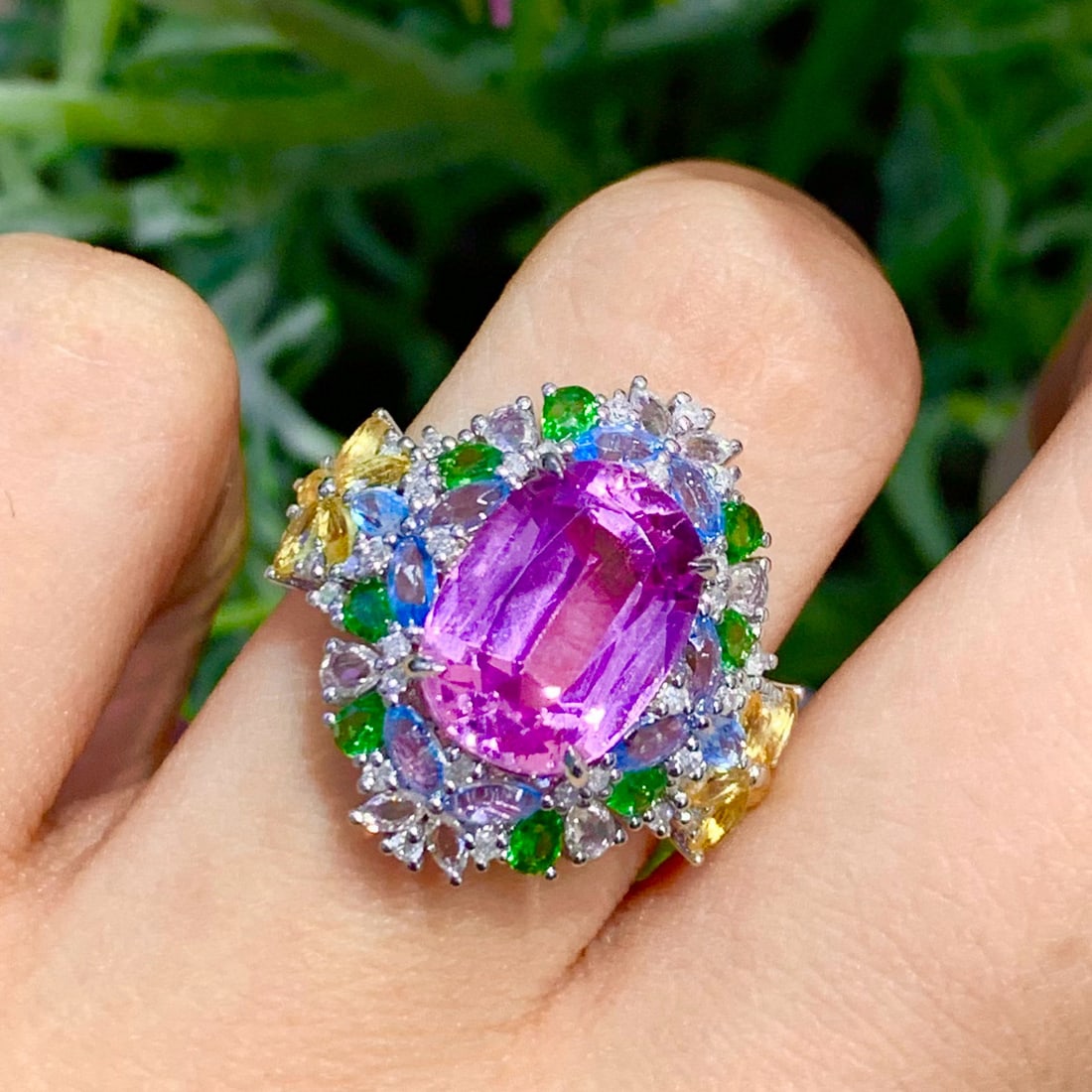 14k Gold 5.6 Ct Natural Kunzite & Diamond & Coloured Gemstone Ring: Ref:231188323 // gold content:14k gold // ring size:7. 25us // // main gemstone:kunzite // shape:oval // carat weight:5. 6ct // color:pinkish purple // treatment:natural // // adjacent gemstone 2 :