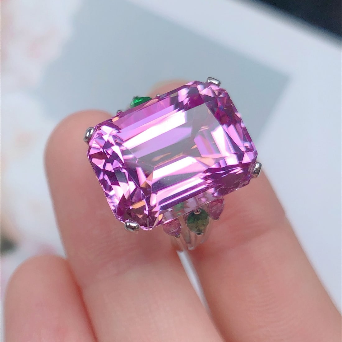 14k Gold 18.56 Ctw Natural Kunzite & Coloured Gemstone Ring: Ref:231188325 // gold content:14k gold // ring size:7. 25us // // main gemstone:kunzite // shape:octagonal // carat weight:17. 78ct // color:pinkish purple // treatment:natural // // adjacent