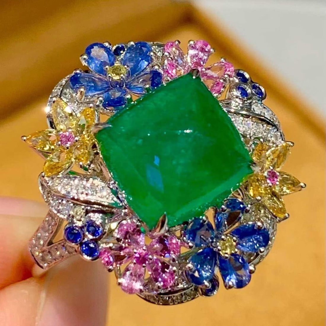 14k Gold 4.05 Ct Natural Emerald & Diamond & Sapphire Ring: Ref:231188345 // gold content:14k gold // ring size:7. 25us // // main gemstone:emerald // shape:sugar-loaf // carat weight:4. 05ct // color:green // treatment:natural // // adjacent gemstone 2 :