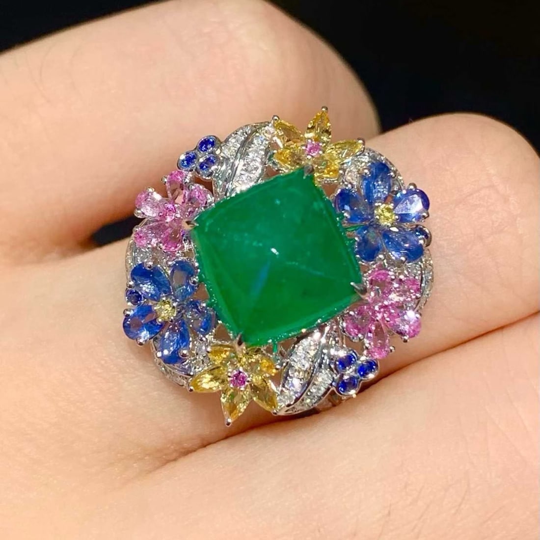 14k Gold 4.05 Ct Natural Emerald & Diamond & Sapphire Ring - 5