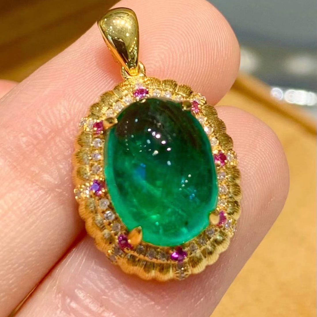 14k Gold 4.65 Ct Natural Emerald & Diamond Pendant( Without Chain ): Ref:231188346 // gold content:14k gold // main gemstone:emerald // shape:oval // carat weight:4. 65ct // color:green // treatment:natural // // adjacent gemstone 2 : diamond // shape:round // clarity