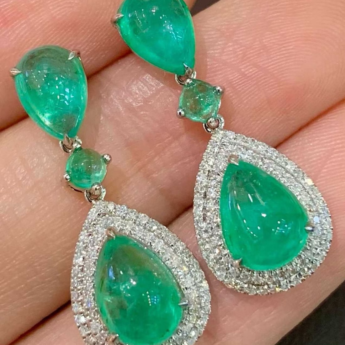 14k Gold 5.9 Ct Natural Emerald & Diamond Earrings: Ref:231188350 // gold content:14k gold // main gemstone:emerald // shape:pear // carat weight:5. 9ct // color:green // treatment:natural // // adjacent gemstone 2 : diamond // shape:round // clarity g