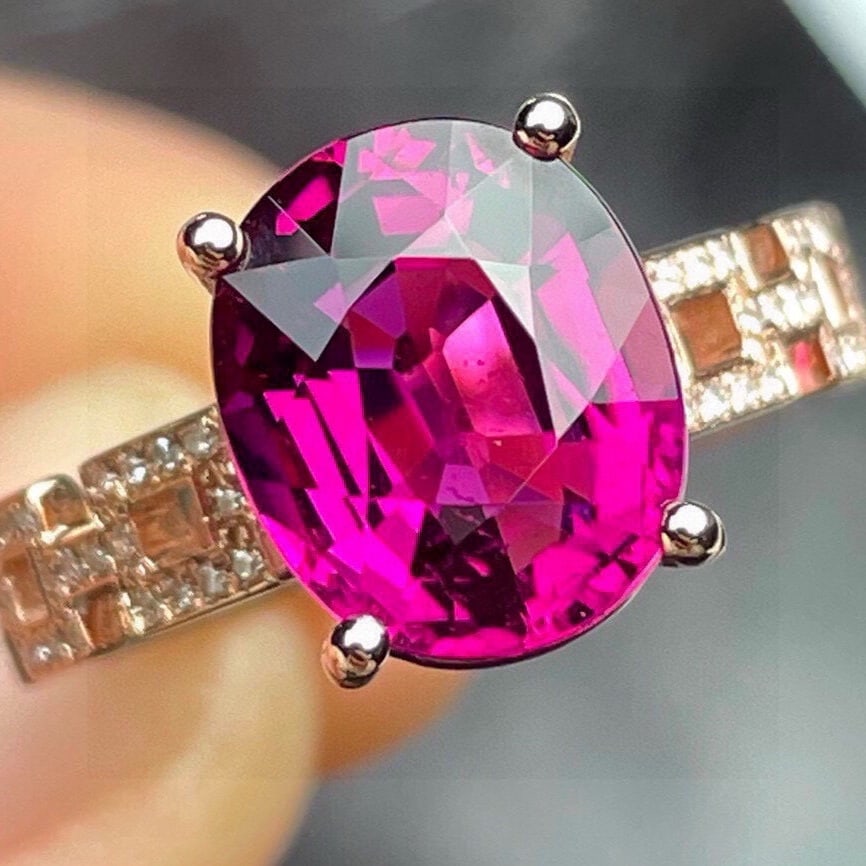 14k Gold 4.69 Ct Natural Tourmaline & Diamond Ring: Ref:231188376 // gold content:14k gold // ring size:7. 25us // // main gemstone:tourmaline // shape:oval // carat weight:4. 69ct // color:red // treatment:natural // // adjacent gemstone 2 : diamond
