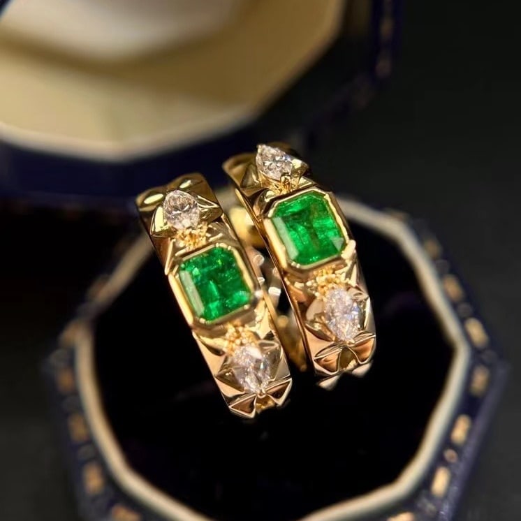 14k Gold 0.76 Ctw Natural Emerald & Diamond Earrings: Ref:231188393 // gold content:14k gold // main gemstone:emerald // shape:octagonal // carat weight:0. 49ct // color:green // treatment:natural // // adjacent gemstone 2 : diamond // shape:marquise //