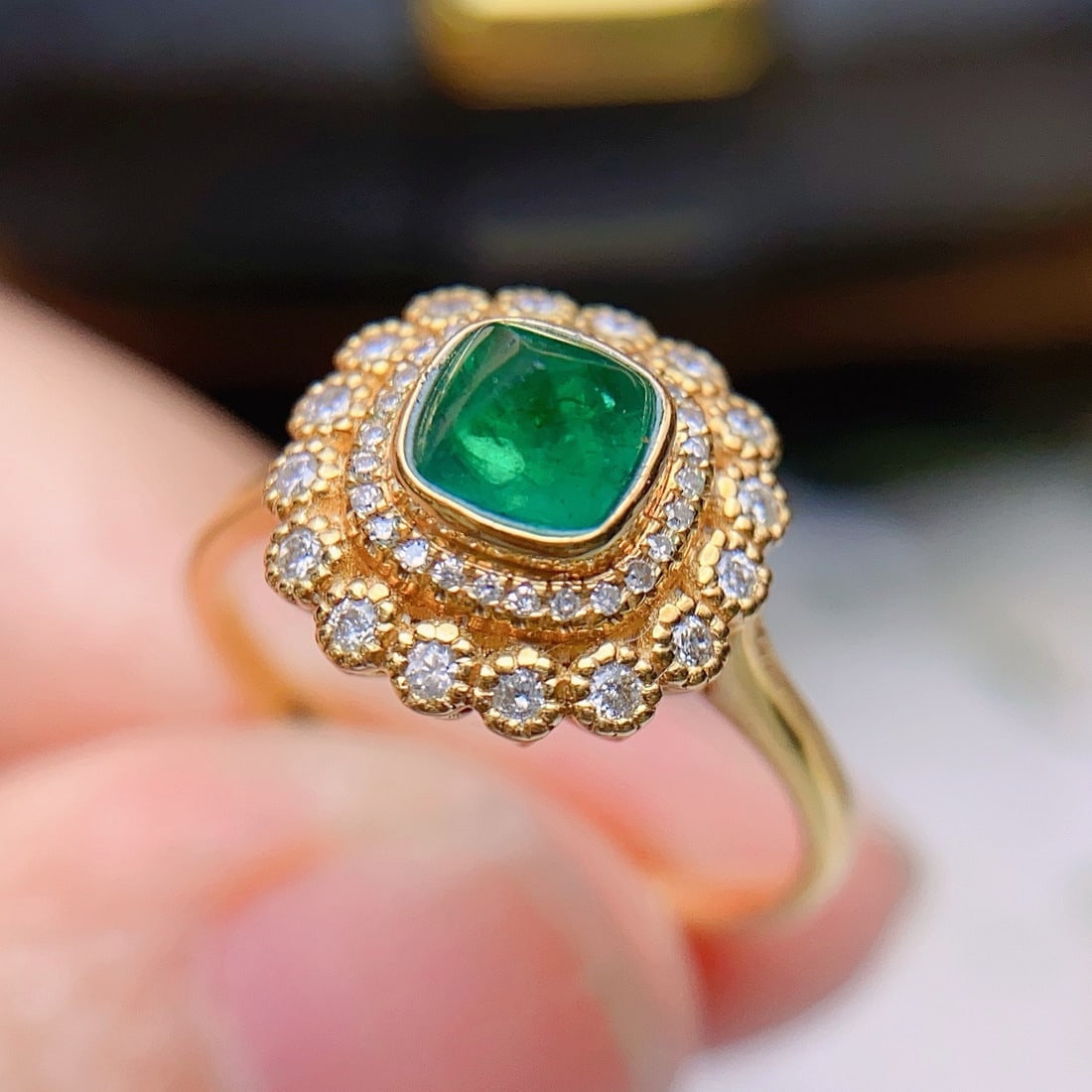 14k Gold 0.70 Ct Natural Emerald & Diamond Ring: Ref:231188395 // gold content:14k gold // ring size:7. 25us // // main gemstone:emerald // shape:sugar-loaf // carat weight:0. 70ct // color:green // treatment:natural // // adjacent gemstone 2 :