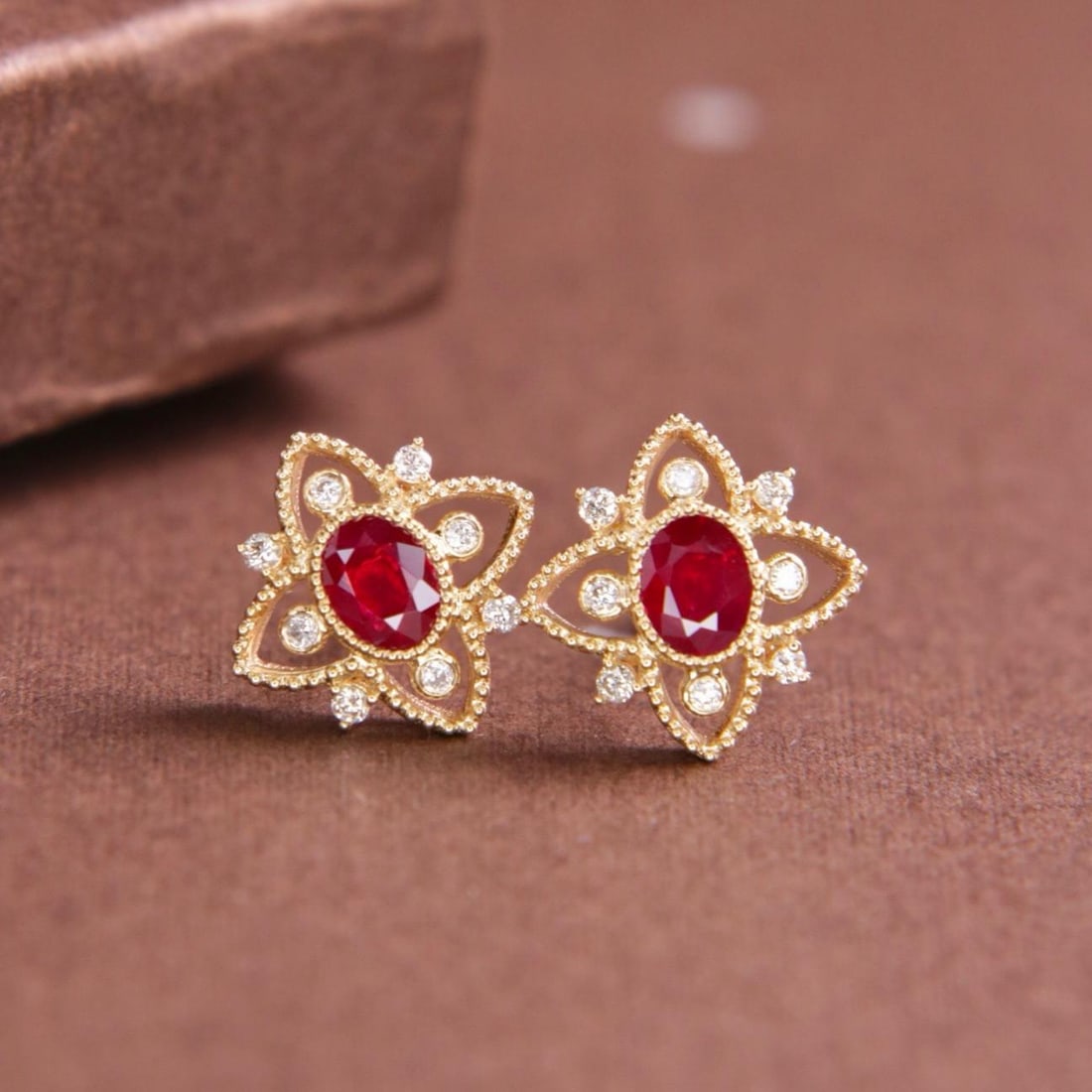 14k Gold 0.70 Ctw Natural Ruby & Diamond Earrings: Ref:231188396 // gold content:14k gold // main gemstone:ruby // shape:oval // carat weight:0. 6ct // color:pigeonblood red // treatment:natural // // adjacent gemstone 2 : diamond // shape:round // ca