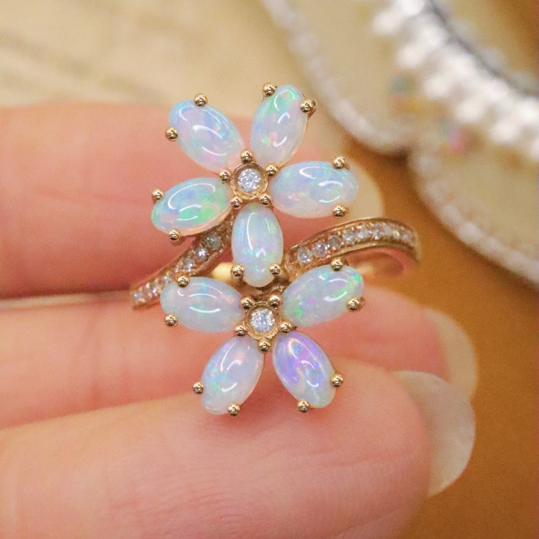 14k Gold 1.78 Ctw Natural Opal & Diamond Ring: Ref:231188403 // gold content:14k gold // ring size:7. 25us // // main gemstone:opal // shape:oval // carat weight:1. 66ct // color:white // treatment:natural // // adjacent gemstone 2 : diamond // nu