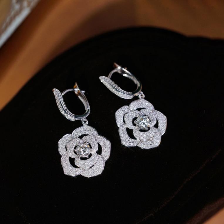 14k Gold 1.4 Ctw Natural H Diamond & Flowers Earrings: Ref:231188411 // gold content:14k gold // main gemstone:diamond // shape:round // carat weight:0. 5ct // clarity grade:vs-si // color:h // treatment:natural // cut grade:g // // adjacent gemstone 2 : 