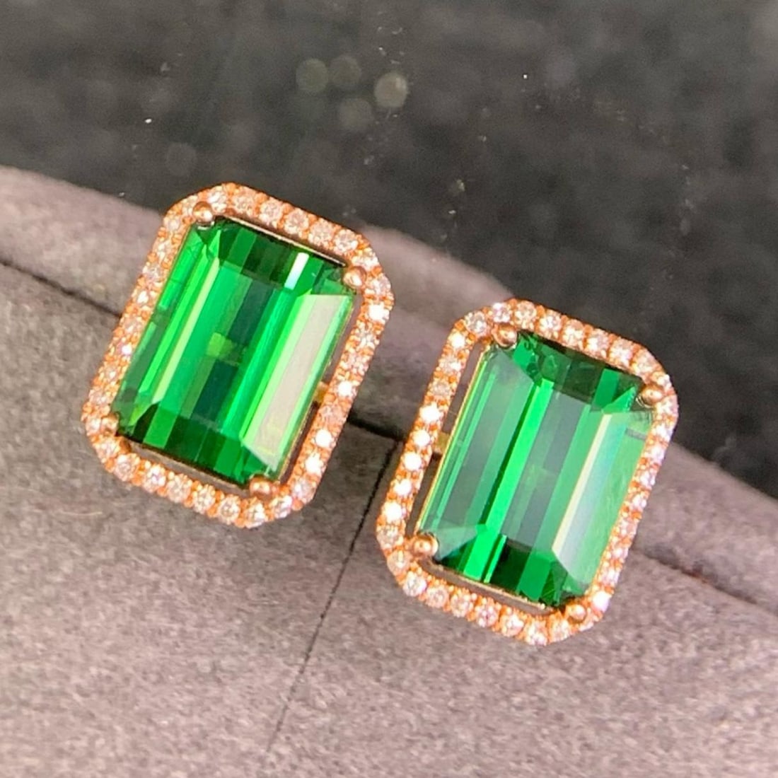 14k Gold 3.6 Ct Natural Tourmaline & Diamond Earrings: Ref:231188425 // gold content:14k gold // main gemstone:tourmaline // shape:octagonal // carat weight:3. 6ct // color:green // treatment:natural // // adjacent gemstone 2 : diamond // shape:round //