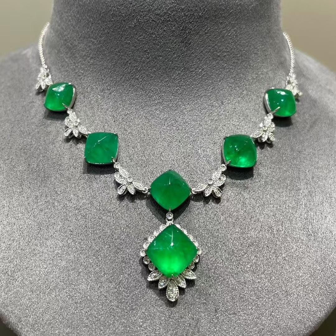 14k Gold 18.2 Ct Natural Emerald & Diamond Necklace: Ref:231189003 // gold content:14k gold // main gemstone:emerald // shape:sugar-loaf // carat weight:18. 2ct // color:green // treatment:natural // // adjacent gemstone 2 : diamond // shape:round //