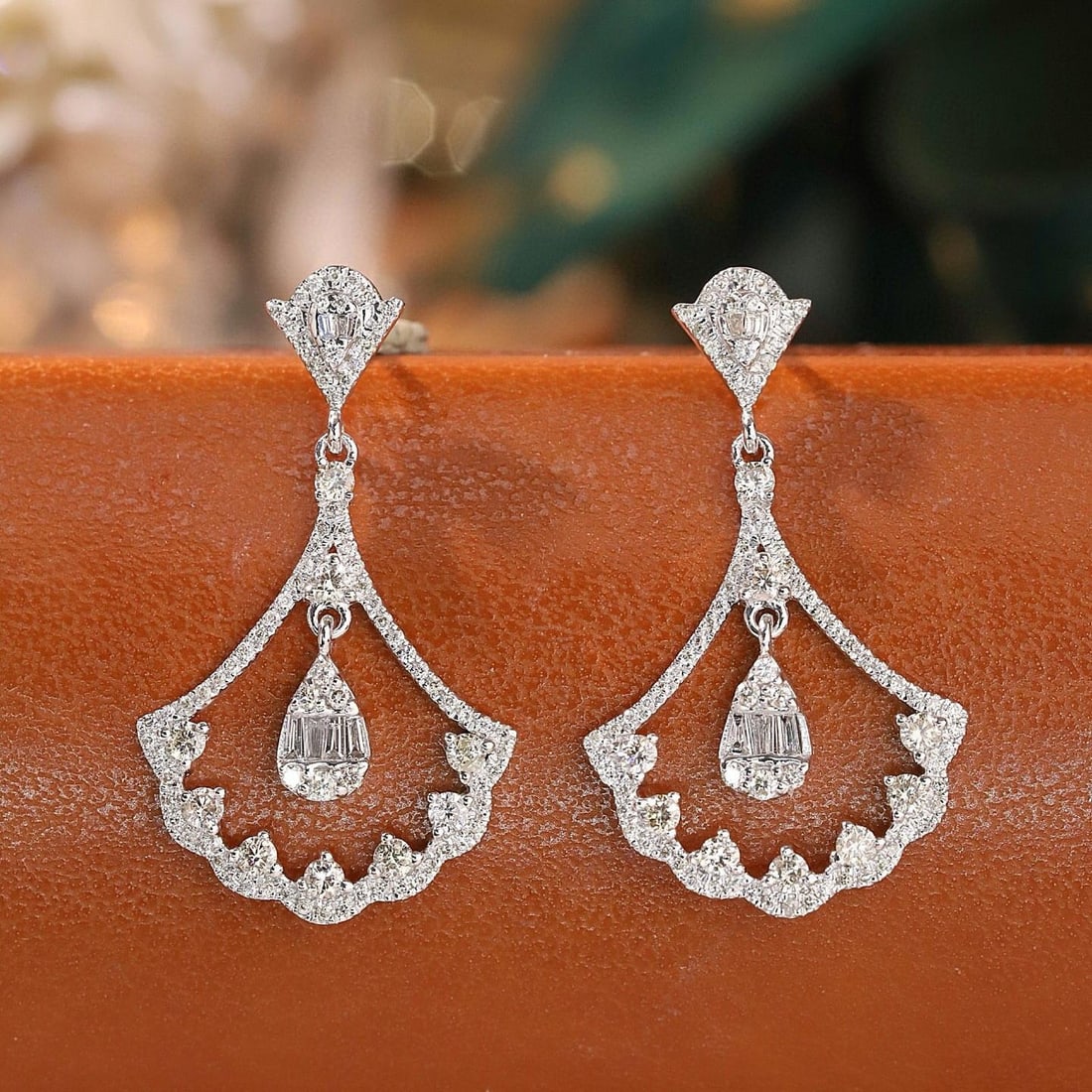 14k Gold 0.66 Ct Natural H Diamond Earrings: Ref:231189011 // gold content:14k gold // main gemstone:diamond // shape:multiple // carat weight:0. 66ct // clarity grade:vs-si // color:h // treatment:natural // Condition: New Low Estimate: