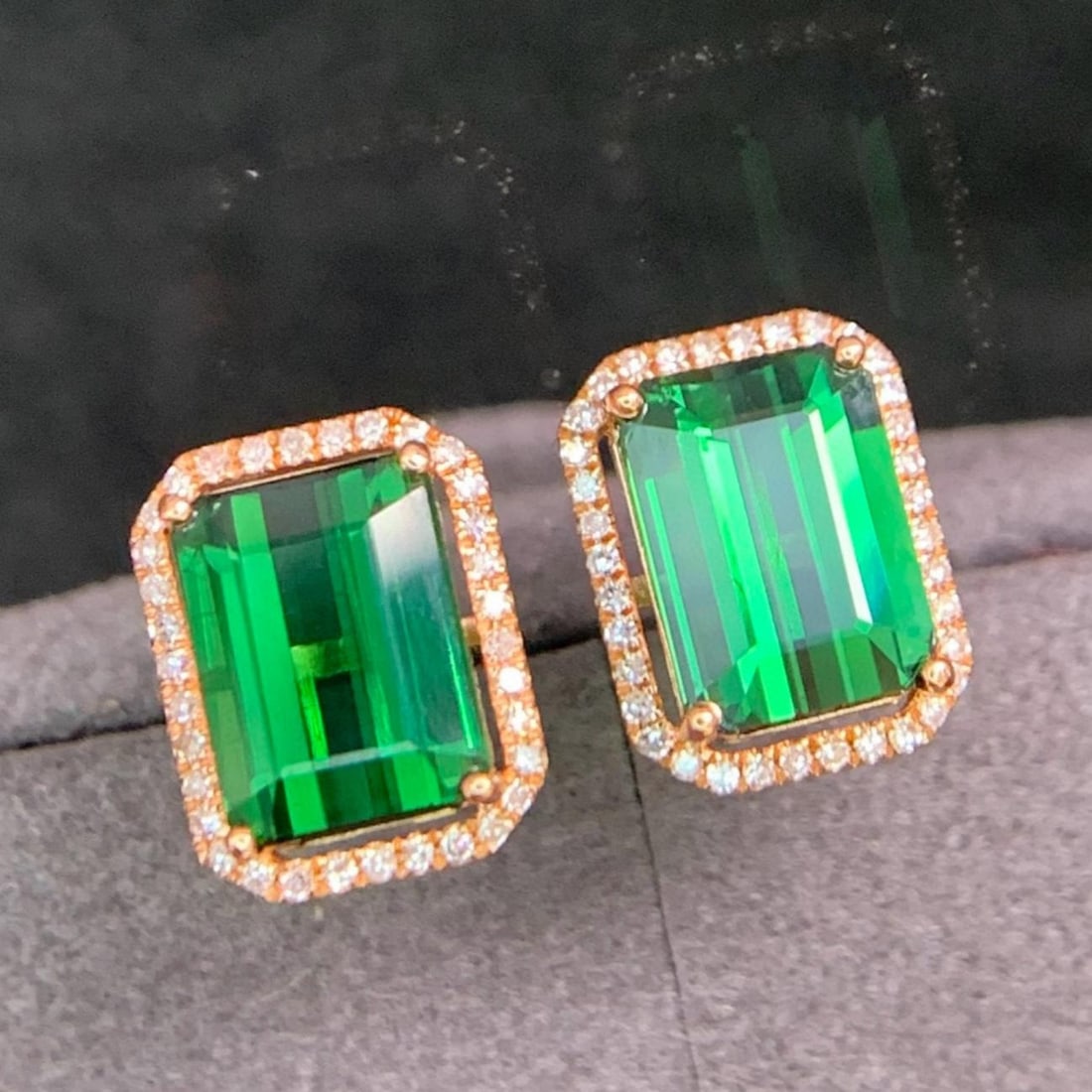 14k Gold 3.6 Ct Natural Tourmaline & Diamond Earrings: Ref:231189069 // gold content:14k gold // main gemstone:tourmaline // shape:octagonal // carat weight:3. 6ct // color:green // treatment:natural // // adjacent gemstone 2 : diamond // shape:round //