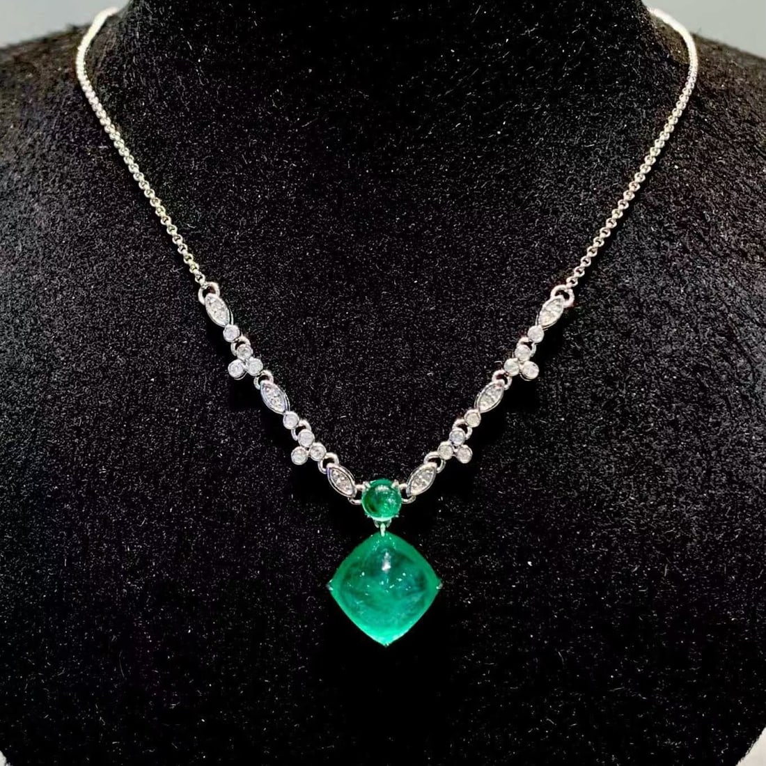 14k Gold 4.05 Ct Natural Emerald & Diamond Necklace: Ref:231189079 // gold content:14k gold // main gemstone:emerald // shape:sugar-loaf // carat weight:4. 05ct // color:green // treatment:natural // // adjacent gemstone 2 : diamond // shape:round //
