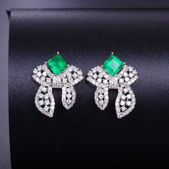 14k Gold 1.20 Ctw Vivid Green Natural Emerald & Diamond Earrings: Ref:231189088 // gold content:14k gold // main gemstone:emerald // shape:octagonal // carat weight:0. 68ct // color:vivid green // treatment:natural // // adjacent gemstone 2 : diamond // shape:round 