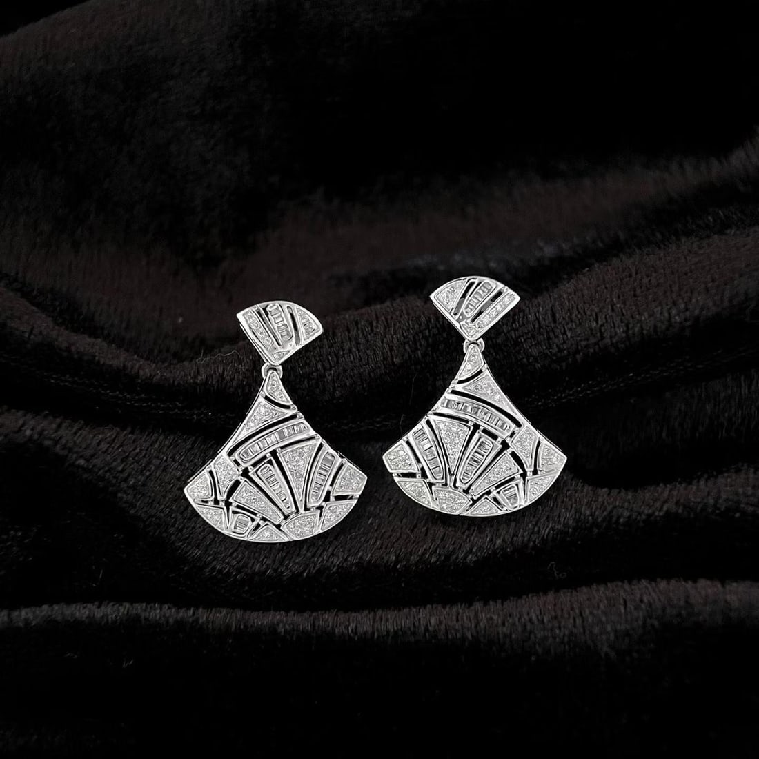 14k Gold 0.8 Ct Natural H Diamond Earrings: Ref:231189095 // gold content:14k gold // main gemstone:diamond // shape:multiple // carat weight:0. 8ct // clarity grade:vs-si // color:h // treatment:natural // Condition: New Low Estimate: 3500.00