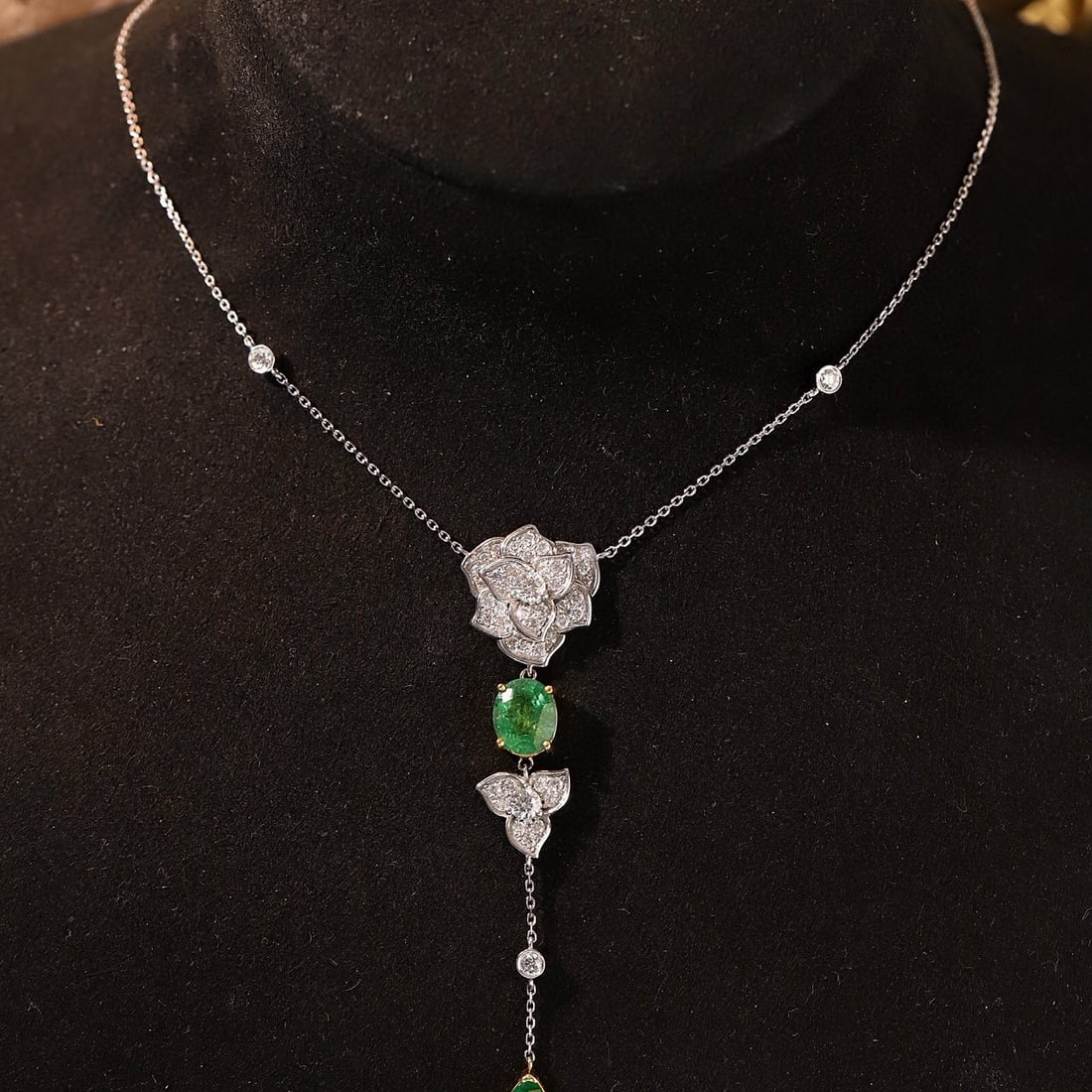 14k Gold 2.55 Ctw Natural Emerald & Diamond & Flowers Necklace: Ref:231189097 // gold content:14k gold // main gemstone:emerald // shape:multiple // carat weight:1. 7ct // color:green // treatment:natural // // adjacent gemstone 2 : diamond // shape:round //