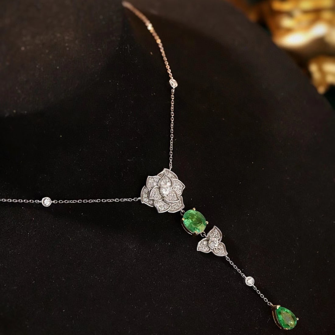 14k Gold 2.55 Ctw Natural Emerald & Diamond & Flowers Necklace - 3