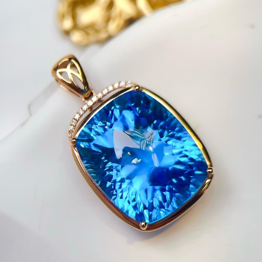 14k Gold 23.04 Ctw Natural Topaz & Diamond Pendant( Without Chain ): Ref:231189108 // gold content:14k gold // main gemstone:topaz // shape:cushion // carat weight:23ct // color:blue // treatment:natural // // adjacent gemstone 2 : diamond // number of stones:14 // sha