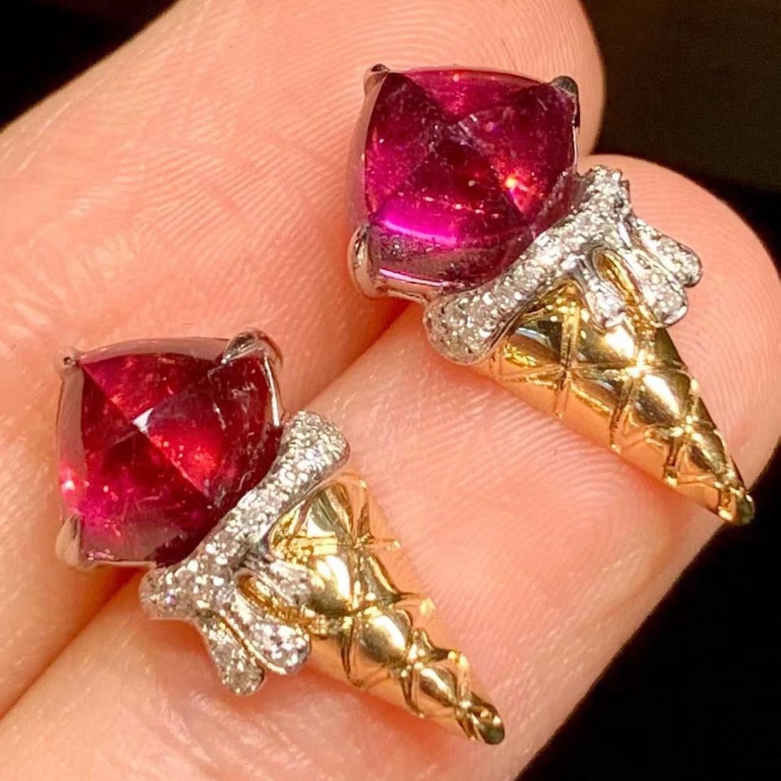 14k Gold 3.8 Ct Natural Tourmaline & Diamond Earrings: Ref:231189113 // gold content:14k gold // main gemstone:tourmaline // shape:sugar-loaf // carat weight:3. 8ct // color:red // treatment:natural // // adjacent gemstone 2 : diamond // shape:round //