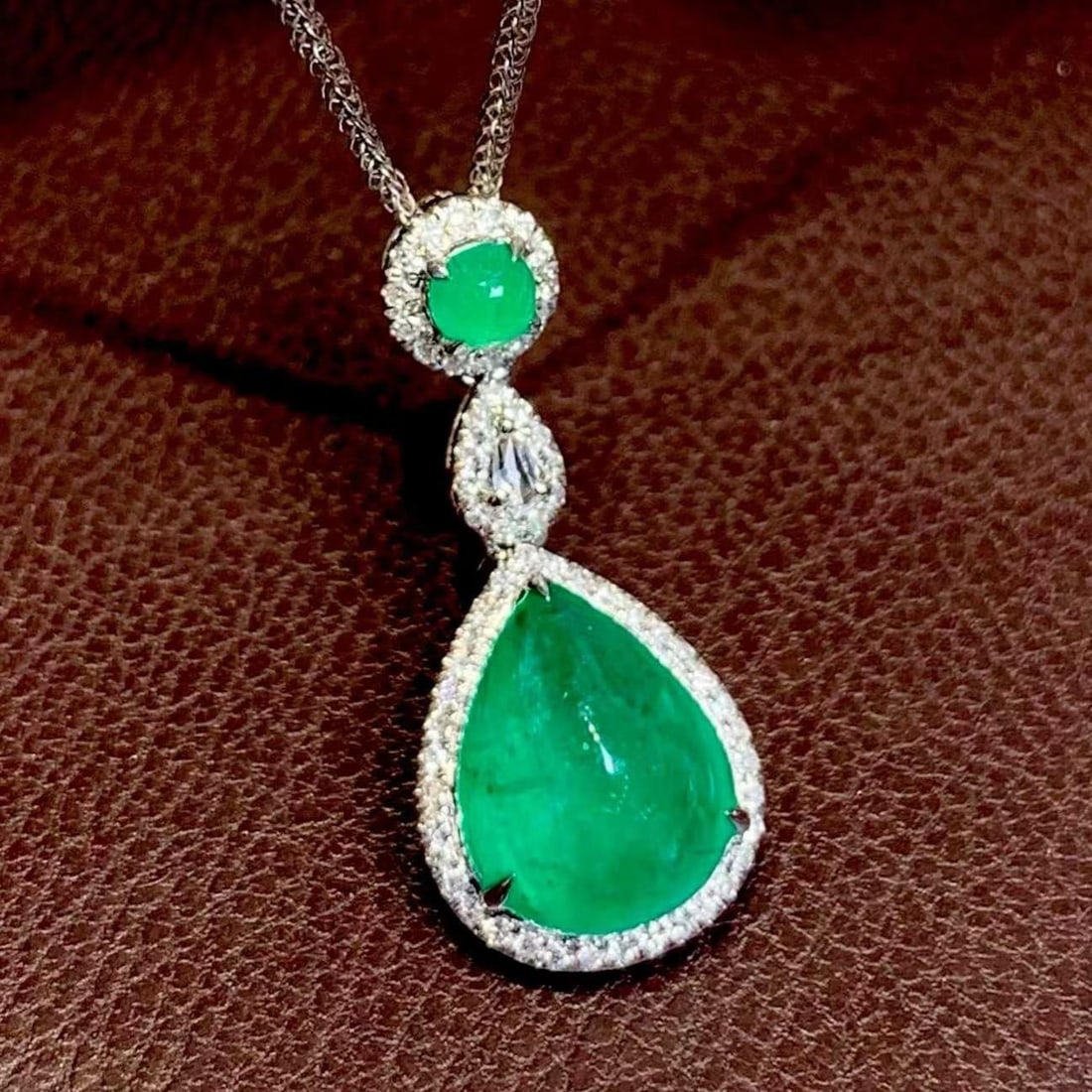 14k Gold 2.65 Ct Natural Emerald & Diamond Pendant( Without Chain ): Ref:231189133 // gold content:14k gold // main gemstone:emerald // shape:pear // carat weight:2. 65ct // color:green // treatment:natural // // adjacent gemstone 2 : diamond // shape:round // clarity 