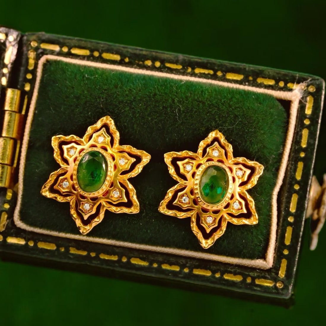 14k Gold 0.38 Ct Natural Emerald & Diamond Earrings: Ref:231189146 // gold content:14k gold // main gemstone:emerald // shape:oval // carat weight:0. 38ct // color:green // treatment:natural // // adjacent gemstone 2 : diamond // shape:round // clarity 