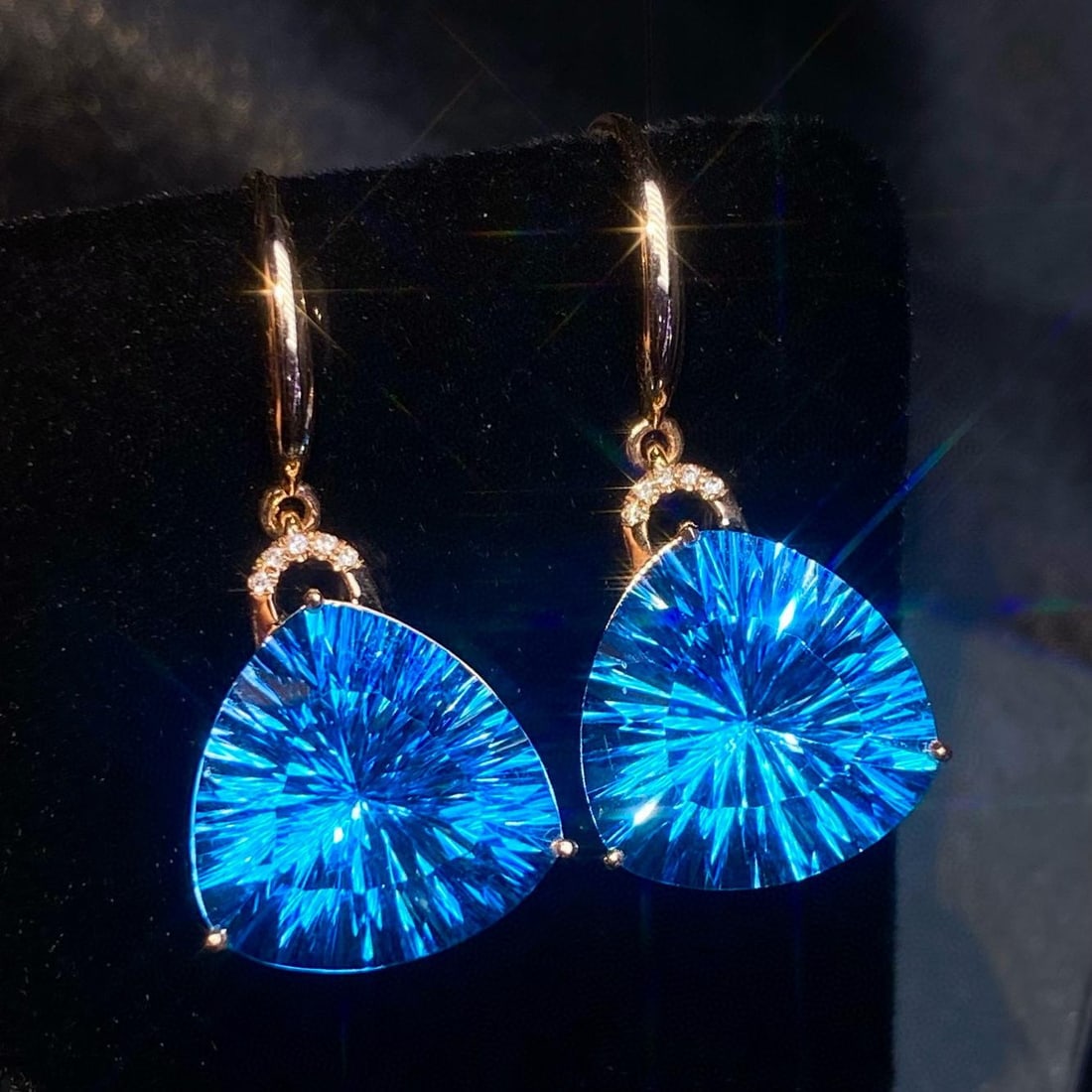 14k Gold 14.15 Ct Natural Topaz & Diamond Earrings: Ref:231189153 // gold content:14k gold // main gemstone:topaz // shape:triangle // carat weight:14. 15ct // color:blue // treatment:natural // // adjacent gemstone 2 : diamond // shape:round // clarit