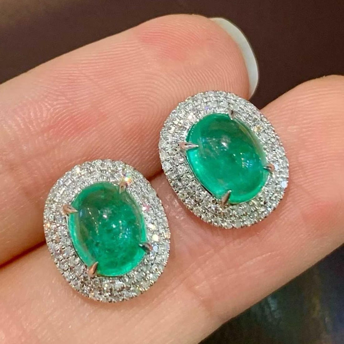 14k Gold 2.6 Ct Natural Emerald & Diamond Earrings: Ref:231189176 // gold content:14k gold // main gemstone:emerald // shape:oval // carat weight:2. 6ct // color:green // treatment:natural // // adjacent gemstone 2 : diamond // shape:round // clarity