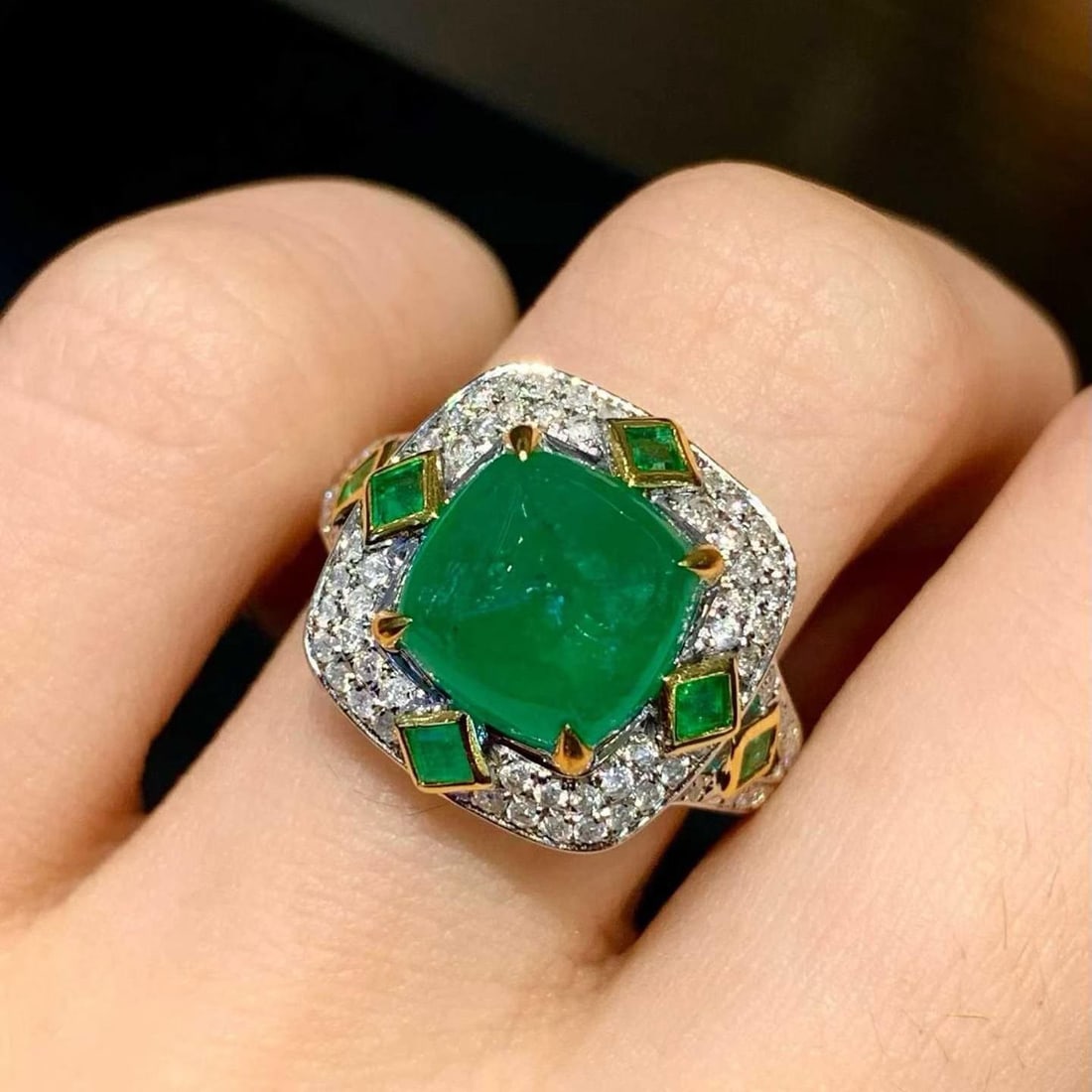 14k Gold 4.2 Ct Natural Emerald & Diamond Ring: Ref:231189179 // gold content:14k gold // ring size:7. 25us // // main gemstone:emerald // shape:sugar-loaf // carat weight:4. 2ct // color:green // treatment:natural // // adjacent gemstone 2 :