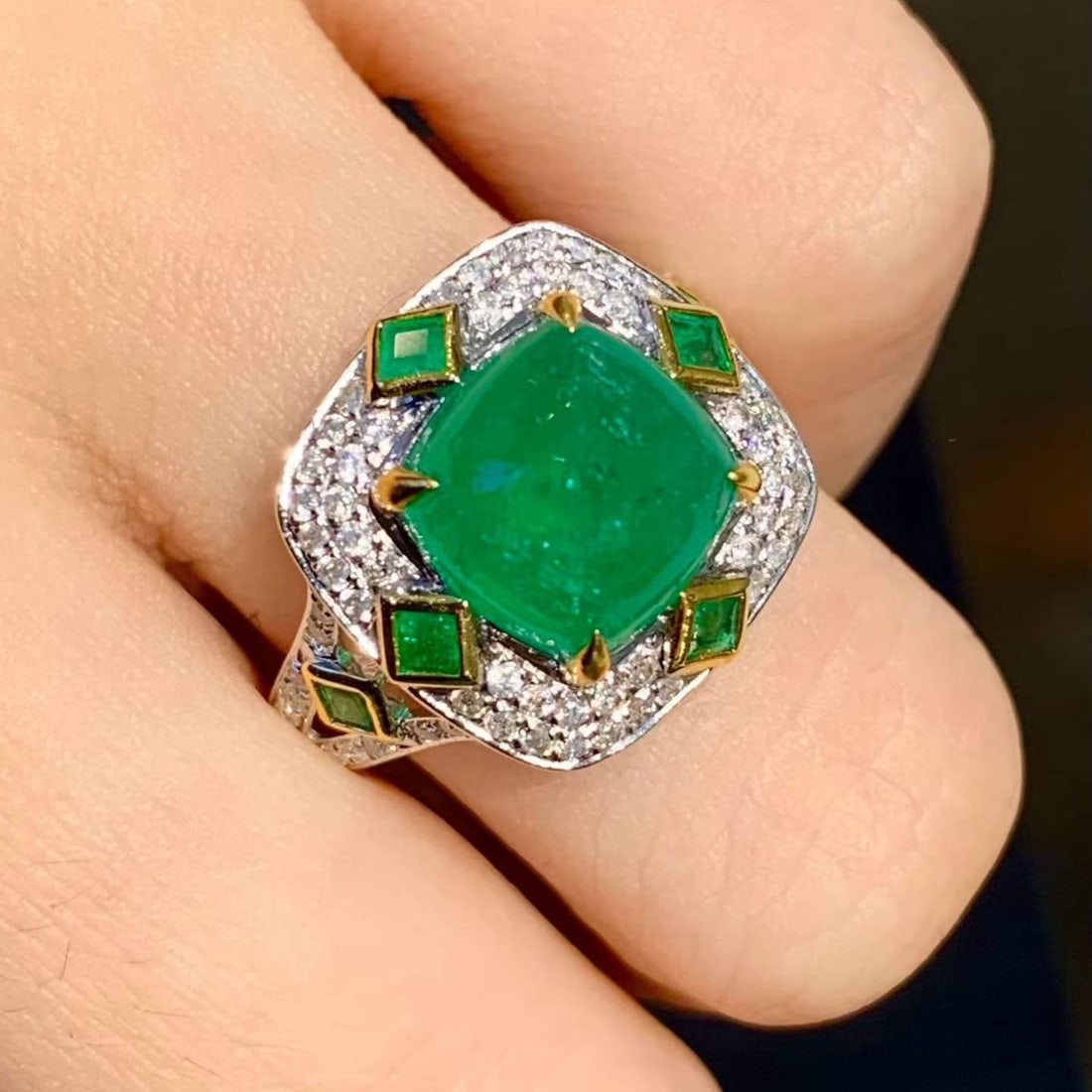 14k Gold 4.2 Ct Natural Emerald & Diamond Ring - 3