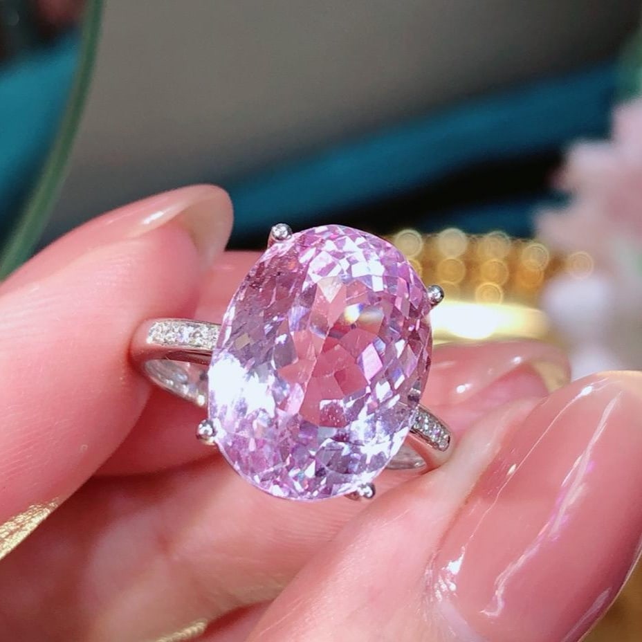 14k Gold 9.4 Ct Natural Kunzite & Diamond Ring: Ref:231189207 // gold content:14k gold // ring size:7. 25us // // main gemstone:kunzite // shape:oval // carat weight:9. 4ct // color:pinkish purple // treatment:natural // // adjacent gemstone 2 : di