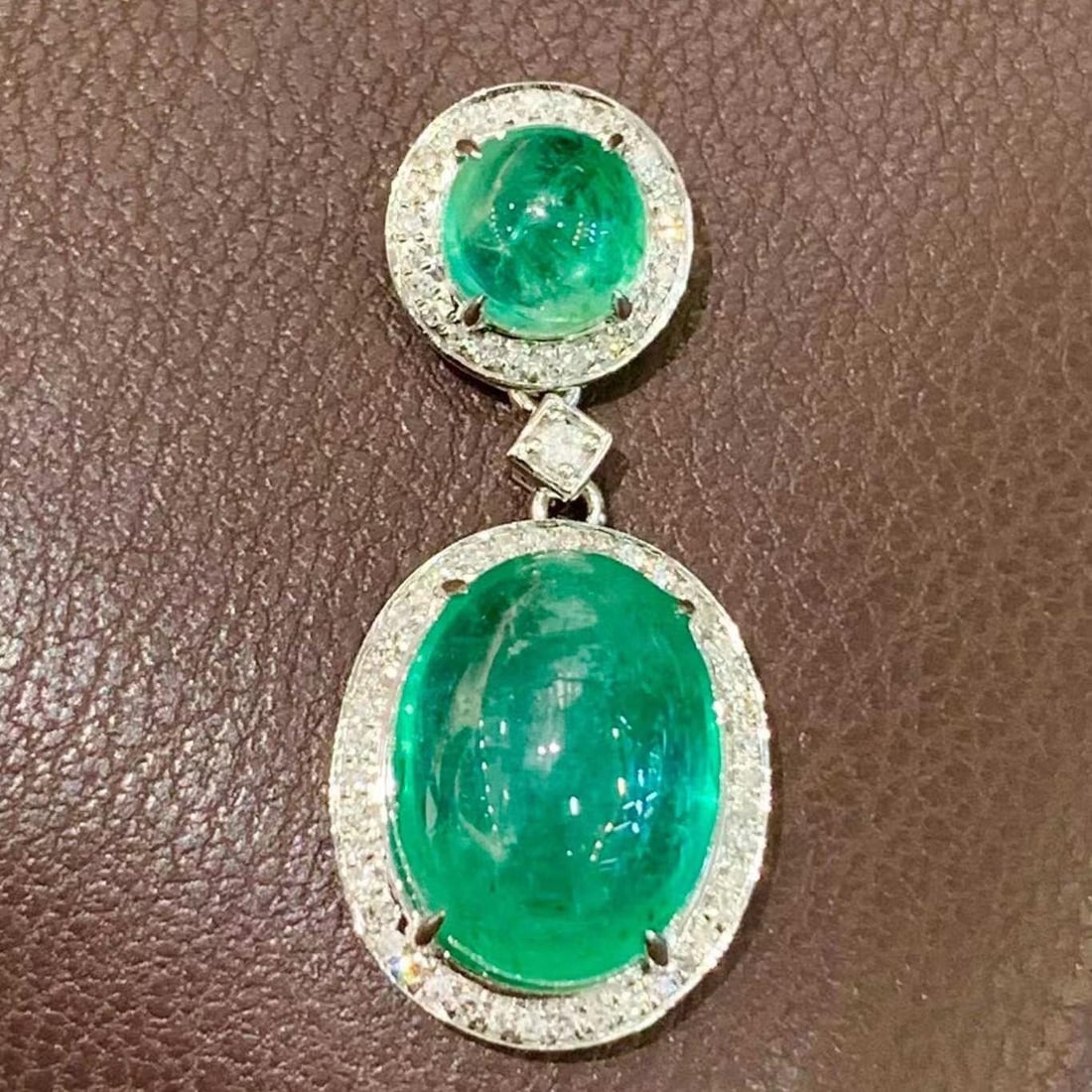14k Gold 5.9 Ct Natural Emerald & Diamond Pendant( Without Chain ): Ref:231189225 // gold content:14k gold // main gemstone:emerald // shape:oval // carat weight:5. 9ct // color:green // treatment:natural // // adjacent gemstone 2 : diamond // shape:round // clarity g