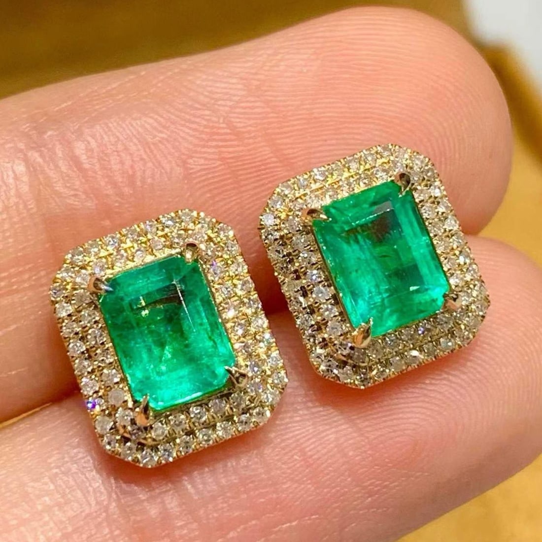 14k Gold 1.6 Ct Natural Emerald & Diamond Earrings: Ref:231189235 // gold content:14k gold // main gemstone:emerald // shape:octagonal // carat weight:1. 6ct // color:green // treatment:natural // // adjacent gemstone 2 : diamond // shape:round //