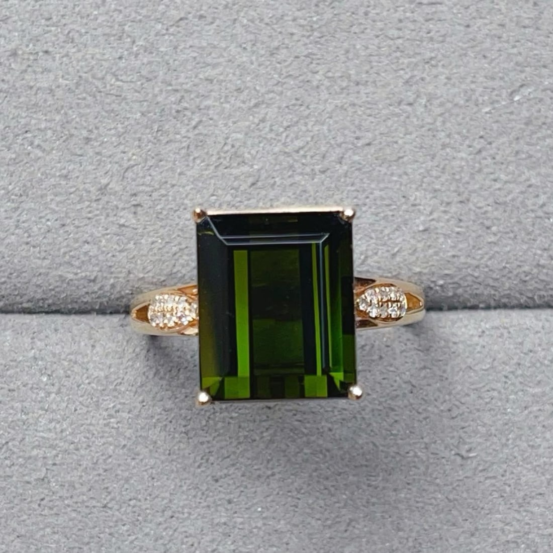 14k Gold 5.70 Ctw Natural Tourmaline & Diamond Ring: Ref:231189255 // gold content:14k gold // ring size:7. 25us // // main gemstone:tourmaline // shape:octagonal // carat weight:5. 65ct // color:green // treatment:natural // // adjacent gemstone 2 :