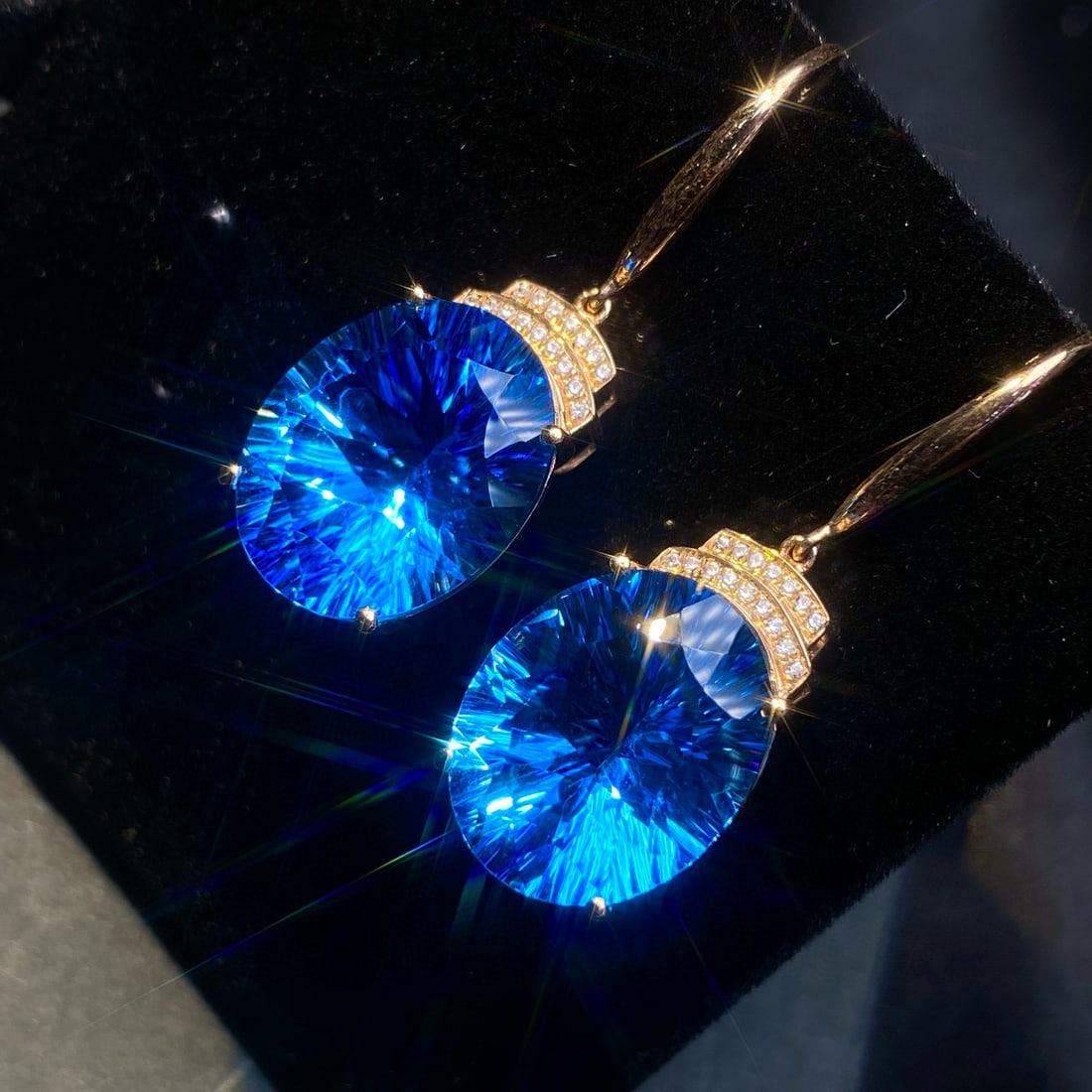14k Gold 21.81 Ct Natural Topaz & Diamond Earrings: Ref:231190015 // gold content:14k gold // main gemstone:topaz // shape:oval // carat weight:21. 81ct // color:blue // treatment:natural // // adjacent gemstone 2 : diamond // number of stones:32 // sh