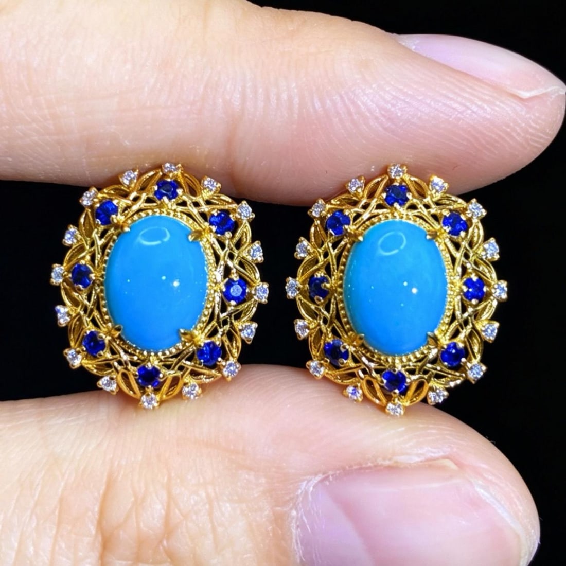 14k Gold 2.64 Ctw Natural Blue Turquoise & Diamond Earrings: Ref:231190019 // gold content:14k gold // main gemstone:blue turquoise // shape:oval // carat weight:2. 5ct // color:blue // treatment:natural // // adjacent gemstone 2 : diamond // shape:round //