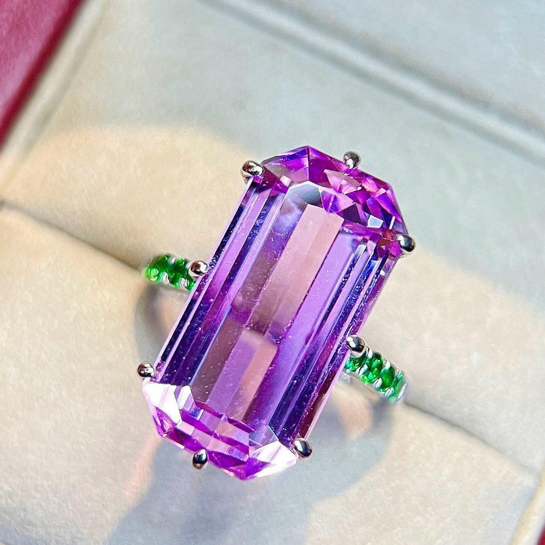 14k Gold 17.11 Ctw Natural Kunzite & Tsavorite Ring: Ref:231190053 // gold content:14k gold // ring size:7. 25us // // main gemstone:kunzite // shape:octagonal // carat weight:16. 71ct // color:pinkish purple // treatment:natural // // adjacent gemstone