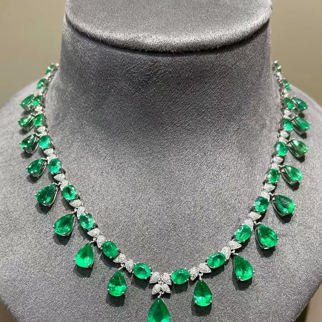 14k Gold 11 Ct Natural Emerald & Diamond Necklace: Ref:231190071 // gold content:14k gold // main gemstone:emerald // shape:pear // carat weight:11ct // color:green // treatment:natural // // adjacent gemstone 2 : diamond // shape:round // clarity