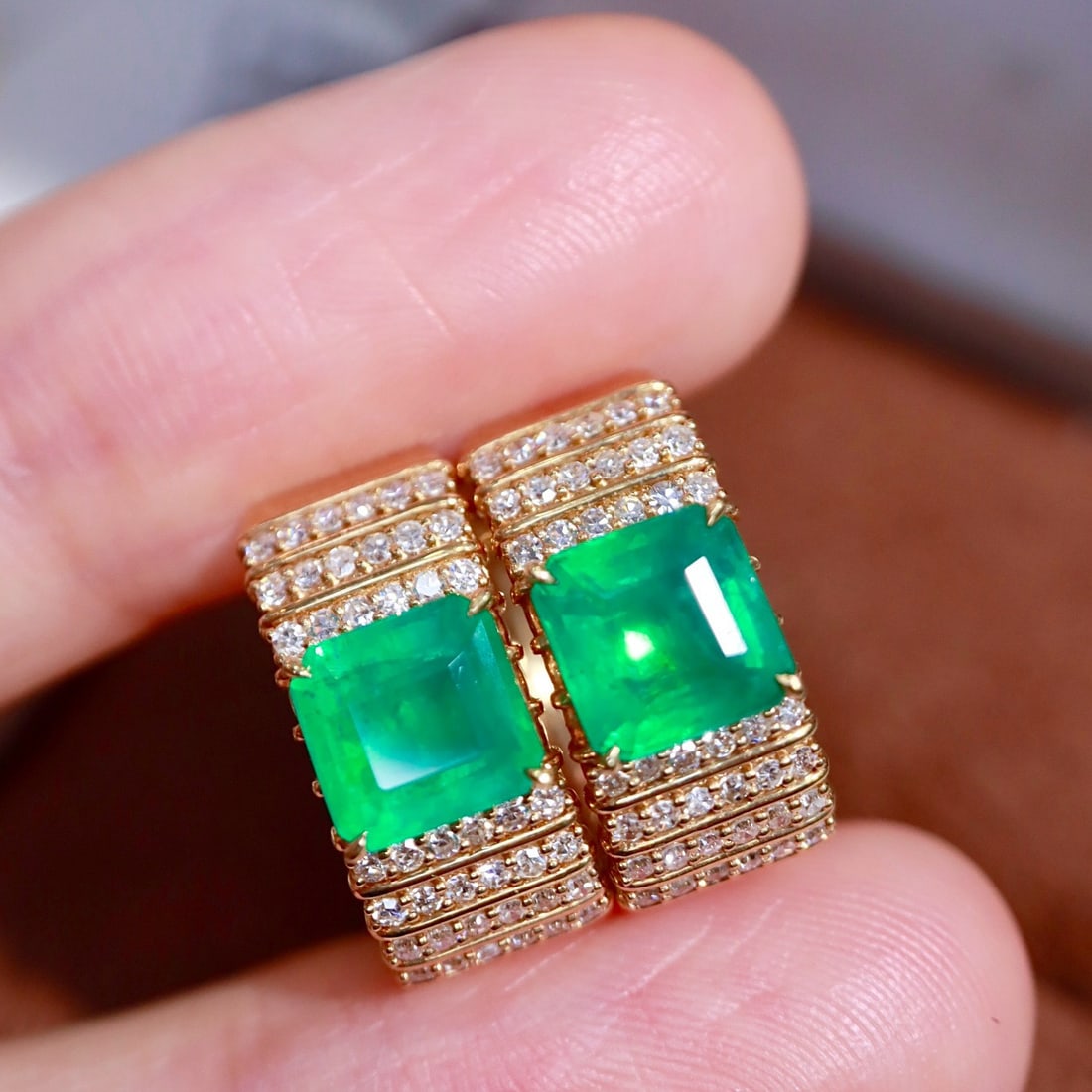 14k Gold 2.82 Ctw Natural Emerald & Diamond Earrings: Ref:231190074 // gold content:14k gold // main gemstone:emerald // shape:octagonal // carat weight:2. 32ct // color:green // treatment:natural // // adjacent gemstone 2 : diamond // shape:round //