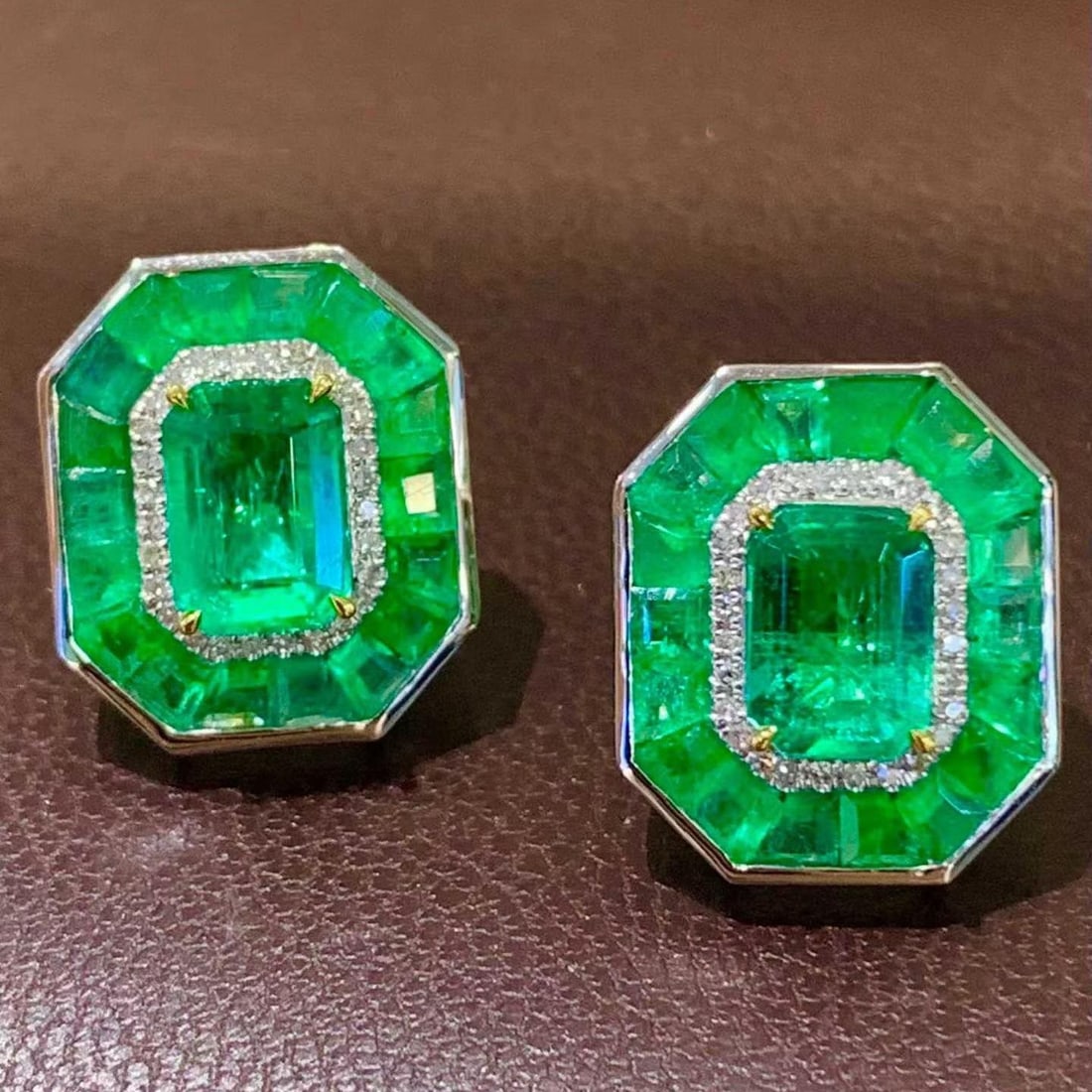 14k Gold 4.5 Ct Natural Emerald & Diamond Earrings: Ref:231190080 // gold content:14k gold // main gemstone:emerald // shape:multiple // carat weight:4. 5ct // color:green // treatment:natural // // adjacent gemstone 2 : diamond // shape:round // clari