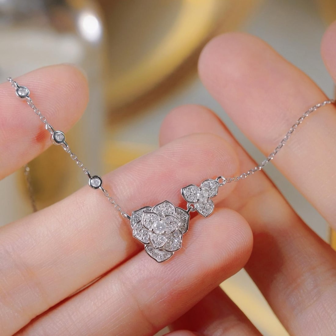 14k Gold 0.45 Ct Natural H Diamond & Flowers Necklace: Ref:231190093 // gold content:14k gold // main gemstone:diamond // shape:round // carat weight:0. 45ct // clarity grade:vs-si // color:h // treatment:natural // cut grade:g // Condition: New Low
