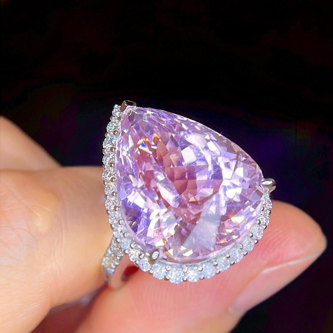 14k Gold 21.95 Ctw Natural Kunzite & Diamond Ring: Ref:231190102 // gold content:14k gold // ring size:7. 25us // // main gemstone:kunzite // shape:pear // carat weight:21. 12ct // color:pinkish purple // treatment:natural // // adjacent gemstone 2 : 