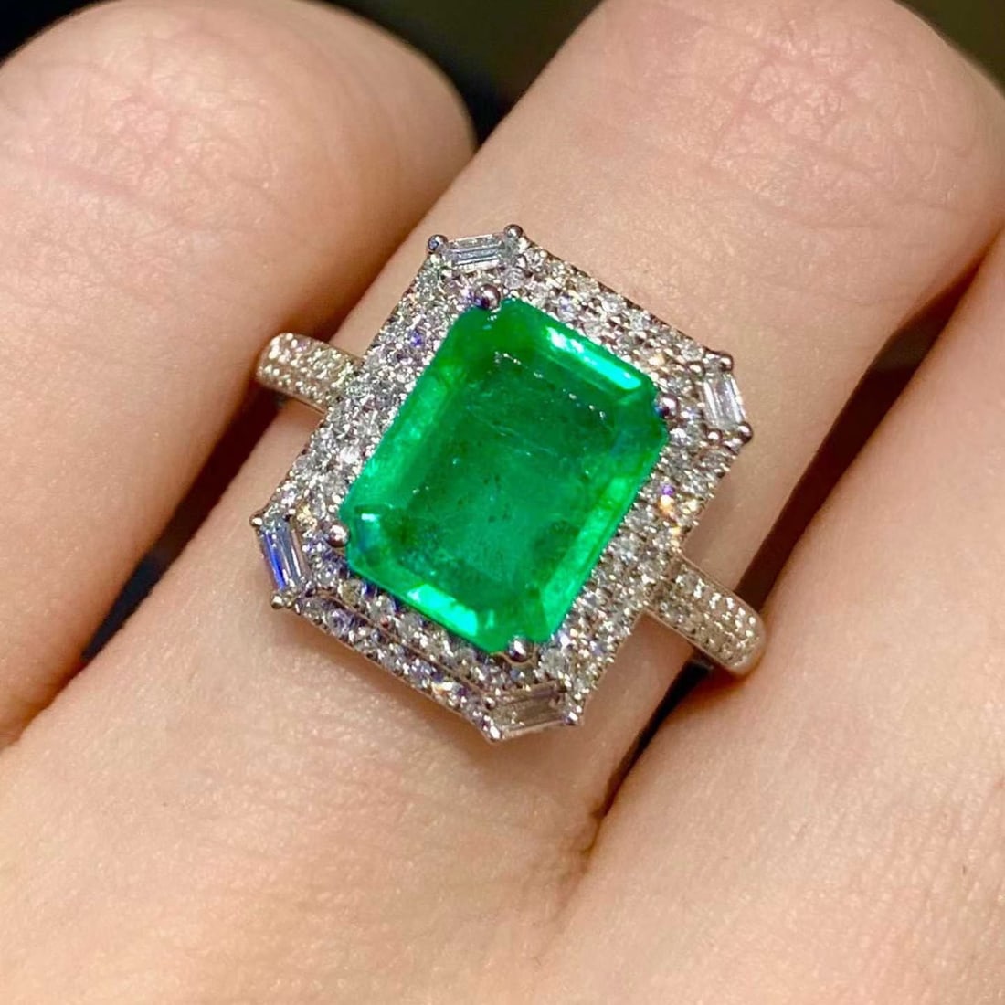 14k Gold 2.3 Ct Natural Emerald & Diamond Ring: Ref:231190126 // gold content:14k gold // ring size:7. 25us // // main gemstone:emerald // shape:octagonal // carat weight:2. 3ct // color:green // treatment:natural // // adjacent gemstone 2 :