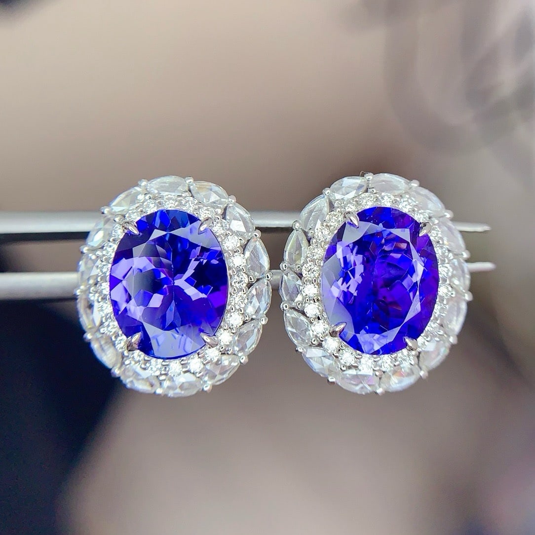 14k Gold 4.5 Ct Natural Tanzanite & Diamond Earrings: Ref:231190157 // gold content:14k gold // main gemstone:tanzanite // shape:oval // carat weight:4. 5ct // color:blue // treatment:natural // // adjacent gemstone 2 : diamond // shape:round // clarity 