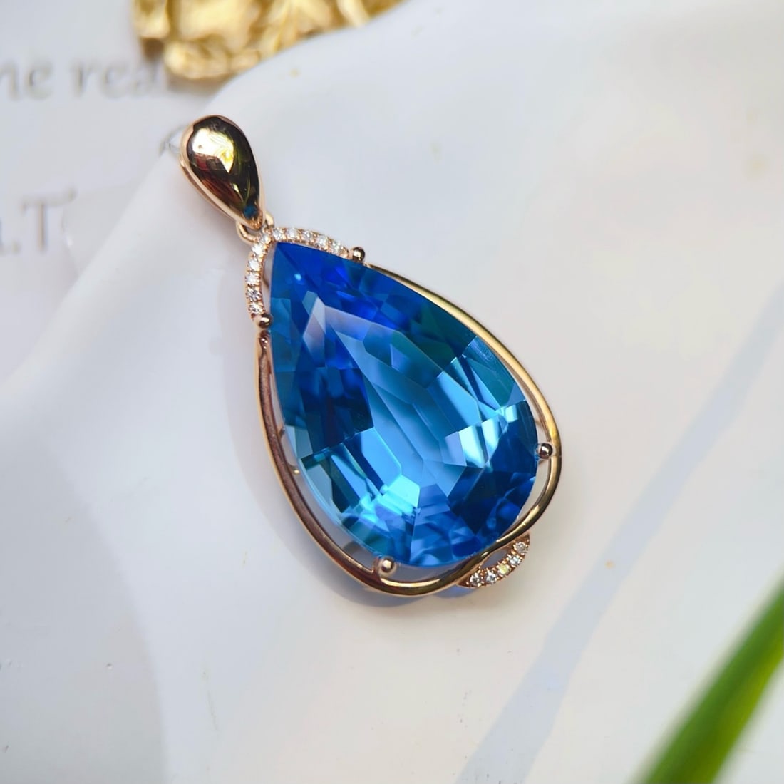 14k Gold 19.85 Ctw Natural Topaz & Diamond Pendant( Without Chain ): Ref:231190190 // gold content:14k gold // main gemstone:topaz // shape:pear // carat weight:19. 8ct // color:blue // treatment:natural // // adjacent gemstone 2 : diamond // number of stones:16 // sha