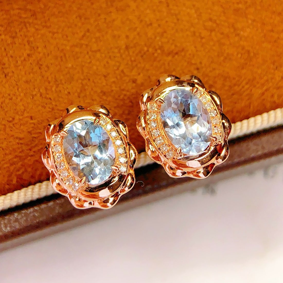 14k Gold 1.7 Ct Natural Aquamarine & Diamond Earrings: Ref:231190199 // gold content:14k gold // main gemstone:aquamarine // shape:oval // carat weight:1. 7ct // color:blue // treatment:natural // // adjacent gemstone 2 : diamond // number of stones:28