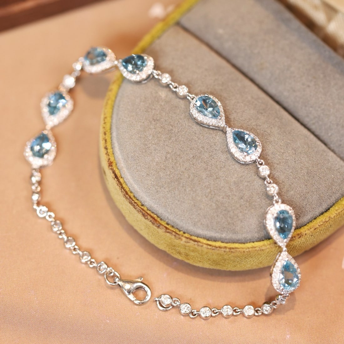 14k Gold 4.08 Ctw Natural Aquamarine & Diamond Bracelet: Ref:231190201 // gold content:14k gold // main gemstone:aquamarine // shape:pear // carat weight:2. 96ct // color:blue // treatment:natural // // adjacent gemstone 2 : diamond // shape:round // carat