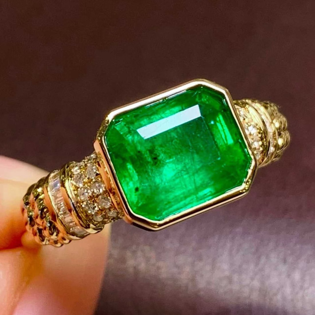 14k Gold 2 Ct Natural Emerald & Diamond Ring: Ref:231190215 // gold content:14k gold // ring size:7. 25us // // main gemstone:emerald // shape:octagonal // carat weight:2ct // color:green // treatment:natural // // adjacent gemstone 2 : diamond