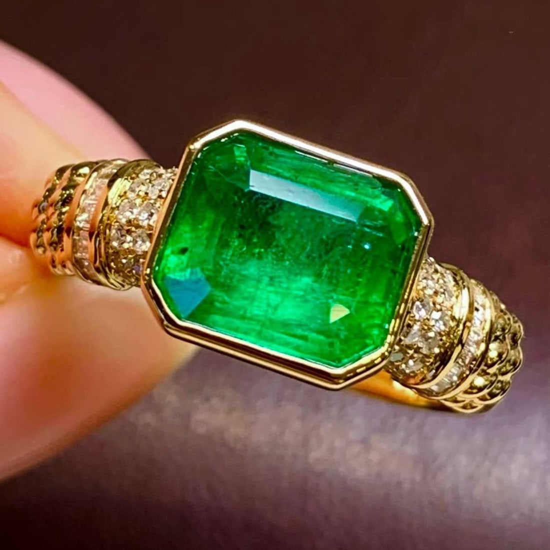 14k Gold 2 Ct Natural Emerald & Diamond Ring - 2